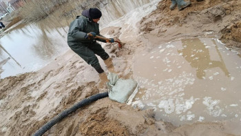 Фотография к новости: Ақтөбелік құтқарушы қауіпті аймақтардан 200-ден аса тұрғынды қайықпен құтқарған