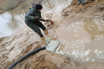 Ақтөбелік құтқарушы қауіпті аймақтардан 200-ден аса тұрғынды қайықпен құтқарған