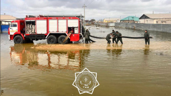 Фотография к новости: Су тасқыны. Құлсарының 2,5 мың үйінен су бұрылды