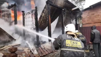 Фотография к новости: ШҚО-да демалыс базасындағы үйлер өртенді