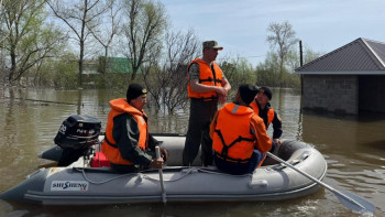 Фотография к новости: Жайықта бөгет жарылғанда үйінде ұйықтап қалған ер адам қалай құтқарылды
