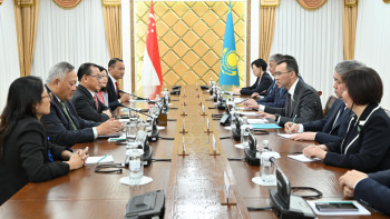 Фотография к новости: Мәулен Әшімбаев Сингапур парламентінің спикерімен кездесті