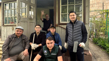 Фотография к новости: Алматылық белсенділер қаладағы зейнеткерлердің үйлерін тазалап берді