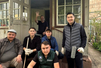 Фотография к новости: Алматылық белсенділер қаладағы зейнеткерлердің үйлерін тазалап берді
