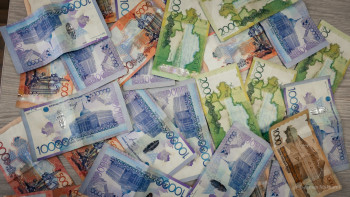 Фотография к новости: Шетелге заңсыз кеткен ақшалар елімізге қандай зиянын тигізеді?