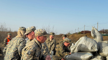 Фотография к новости: Су тасқыны: Атырауда су басқан аудан тұрғындарына  650 ұландық көмек көрсетіп жатыр