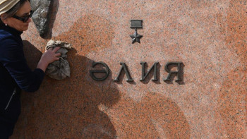 Фотография к новости: Ақтөбеліктер ескерткіштерді жуып-тазалады