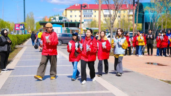 Фотография к новости: Астаналық волонтерлер мерекеде бауырсақ пен тәттілер таратты