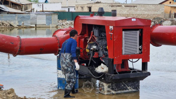 Фотография к новости: Құлсары қаласынан 3 млн текше метр тасқын су сорылды