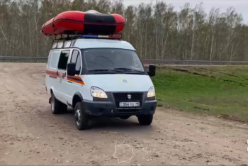 Фотография к новости: СҚО және Қарағанды облысы құтқарушылары тұрғындарды тасымалдап жүр