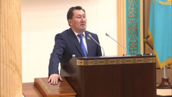 Фотография к новости: "Адал қызмет етемін". Сенатта жаңа депутат ант берді