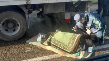 Фотография к новости: Алматыда жүк көлігі мопед жүргізушісін басып кеткен