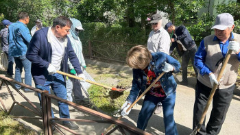Фотография к новости: Шымкентте ауданды тазалауға 200-ге жуық адам қатысты