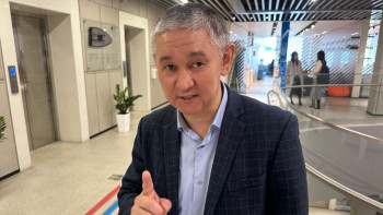 Фотография к новости: "Біздің ақау – миымызда". Заңгер заңның қазақша нұсқасы туралы