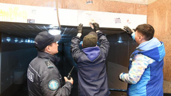 Фотография к новости: Елордада еріктілер мен белсенділер жерасты өткелін жазу мен суреттен тазартты