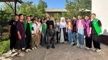 Фотография к новости: Түркістанда жастар қарт адамдардың үйлеріне сенбілік жасап жүр