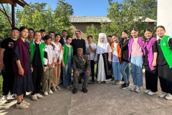 Фотография к новости: Түркістанда жастар қарт адамдардың үйлеріне сенбілік жасап жүр