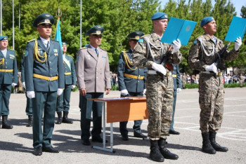 Фотография к новости: Алматыда жас сарбаздар әскери ант берді