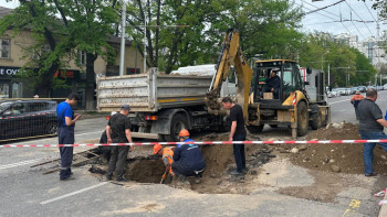 Фотография к новости: Алматыда су құбыры жарылып, асфальт опырылып түсті