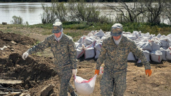 Фотография к новости: Ұлттық ұлан сарбаздары су тасқыны басталғалы 2700 тоннадан астам гуманитарлық жүкті түсірді