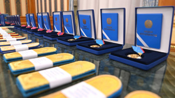 Фотография к новости: Тоқаев әскери атақтар мен шендер беру туралы жарлыққа қол қойды