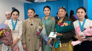 Фотография к новости: Алматыда көпбалалы аналарға «Алтын алқа», «Күміс алқа» табысталды