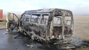 Фотография к новости: Түркістан облысында оқушылар мінген "Газель" өртенді