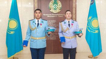 Фотография к новости: Өртенген үйден газ баллон алып шыққан полицейлер марапатталды