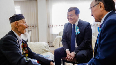 Астана әкімі ардагерлерді Жеңіс күнімен құттықтады