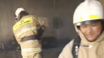 Фотография к новости: Алматыда өрт сөндірушілері жаңа ғимаратта жарылыстың алдын алды