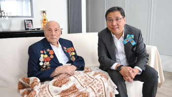 Фотография к новости: Алматы әкімі соғыс ардагерлеріне Мемлекет басшысының құттықтауын жеткізді