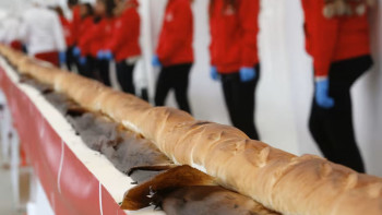 Фотография к новости: Француз аспаздары әлемдегі ең ұзын нанды пісіріп, рекорд жасады