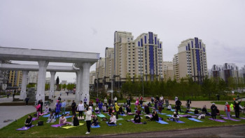 Фотография к новости: Елордалықтар Ботаникалық саябақта йогамен айналысты