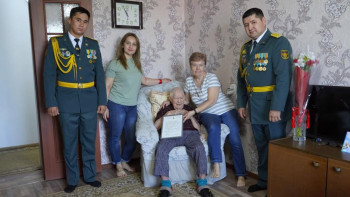 Фотография к новости: Бітімгерлер соғыс ардагерін Жеңіс күнімен құттықтады