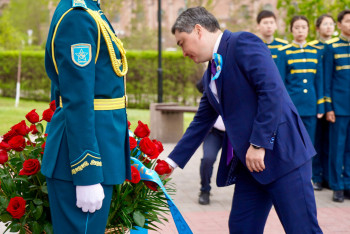 Фотография к новости: Олжас Бектенов Рақымжан Қошқарбаев ескерткішіне гүл шоқтарын қойды