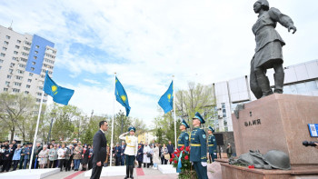 Фотография к новости: Сенат Төрағасы  Әлия Молдағұлованың ескерткішіне гүл шоғын қойды