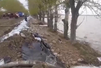 Фотография к новости: Құтқарушылар бірнеше облыста су айдау жұмыстарын жүргізіп жатыр