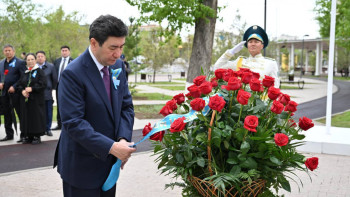 Фотография к новости: Мәжіліс төрағасы Мәншүк Мәметованың ескерткішіне гүл шоқтарын қойды