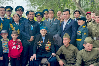 Фотография к новости: Ассамблея ардагерлерді құттықтады