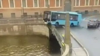 Фотография к новости: 20 шақты жолаушысы бар автобус өзенге құлап кетті