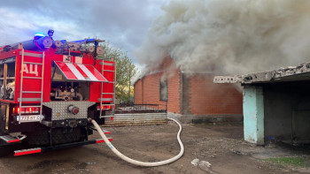 Фотография к новости: Өрт сөндірушілер өртеніп жатқан үйден төрт газ баллонын шығарды