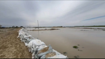 Фотография к новости: Атырау облысында қорғаныс бөгеттері көп мөлшердегі суды төртінші күн бойы ұстап тұр