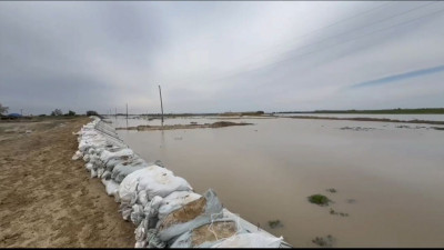 Атырау облысында қорғаныс бөгеттері көп мөлшердегі суды төртінші күн бойы ұстап тұр