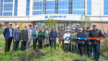 Фотография к новости: Астанада волонтерлер қала тұрғындарына көшет сыйлады