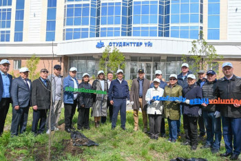 Фотография к новости: Астанада волонтерлер қала тұрғындарына көшет сыйлады