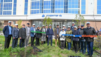 Астанада волонтерлер қала тұрғындарына көшет сыйлады