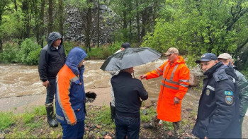Фотография к новости: Жамбылда нөсер жауыннан Меркі өзенінің суы арнасынан асты