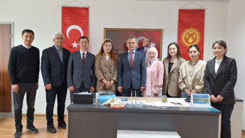 Фотография к новости: Студенттер Қырғызстанда қызанақ өсіру әдістерін зерттеуде