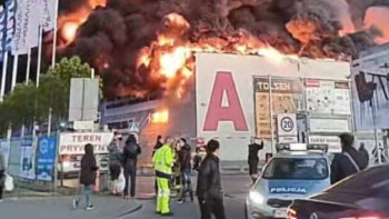 Фотография к новости: Польшада ірі сауда орталығы өртенді