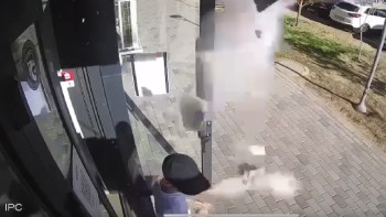 Фотография к новости: Астанада баланың басына үйдің қасбеті құлап кетті